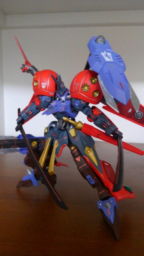 仮面が外れた姿になります。
戦い方は基本変わりませんが、バックパックのキマリスヴィダールのシールドバインダーを巧みに使うようになります。