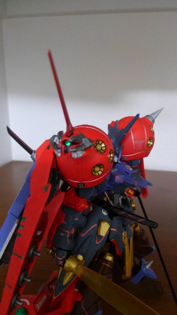 気づいた方もいるかと思いますが、仮面はここに装着します。