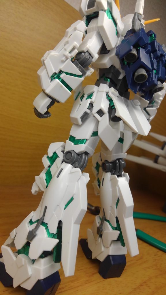 どこから見ても絶対に元の赤いクリアパーツが見えないようにしています。