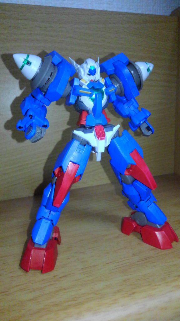 頭はエクシアとアストレアをニコイチしており、四肢に関しては見ての通り全部塗ってあります。