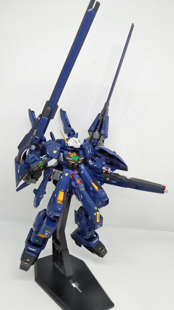 ヘイズルⅡ形態 腰のブーストポッドをマルチコネクターポッドに変換してコンポジットシールドブースターを二基装備しています。