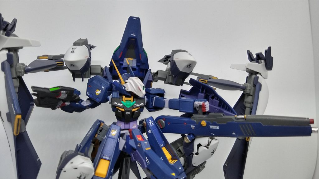 ロングライフルを構えて。ロングライフルはヘイズルⅡの物を持ち手を逆さまにして使っています。