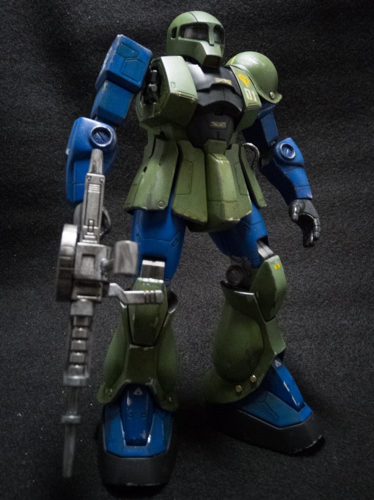 ハンドパーツとマシンガンは旧キットのザクⅠからの流用です。好みの問題なのですが拳はデカければデカいほどかっこいいと思ってます。マシンガンも旧キットの方がデカいので採用。