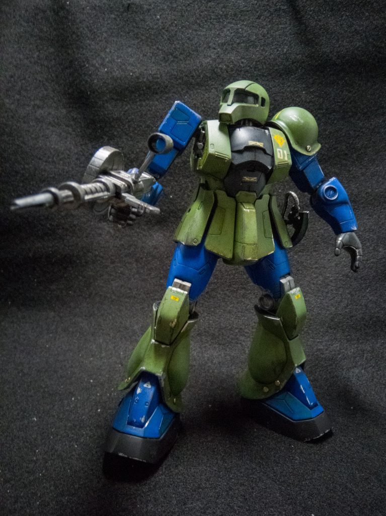 塗装は緑色の部分はガンダムマーカーのザクライトグリーンにザクダークグリーンをシャドウ代わりに吹き付けてます。