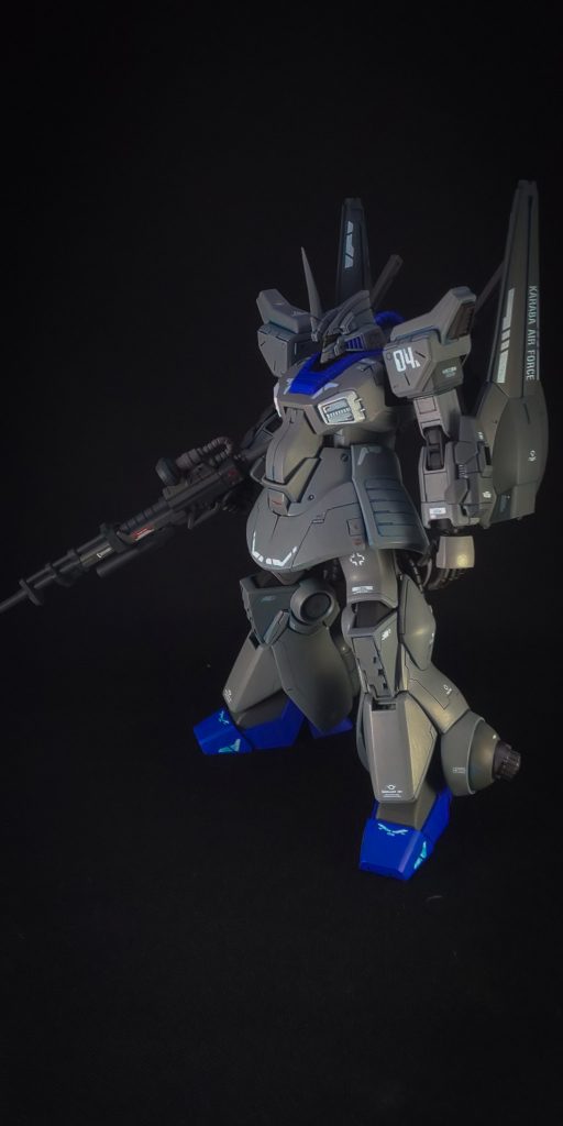 武装
ビームライフル
ビームセイバー×2
頭部バルカン2門
ビームライフルはゲルググ、ガルバルディβが使用していた物を収束率を上げ改修したものを装備。
ビームナギナタは現場からは取り回し辛いと不評であったがその刃の形成状、切断性は良かった。そこで第二研究事業部はニッポンの刀からアイデアを得てビームセイバーを開発。切断性とリーチはそのままに取り回し易くなった。しかしエネルギー消耗率が高く両手にフル状態で装備すると30秒でオーバーヒートを起こしてしまうという欠点を持つ。