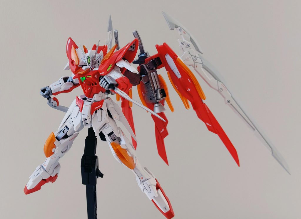 フェザーブレイドはスミイレのラインを細く綺麗に入れるだけではなく、細かくエッジをきかせて塗りわけました!
ダガーは二度とやりたくないくらいマスキングで5色に塗りわけています!