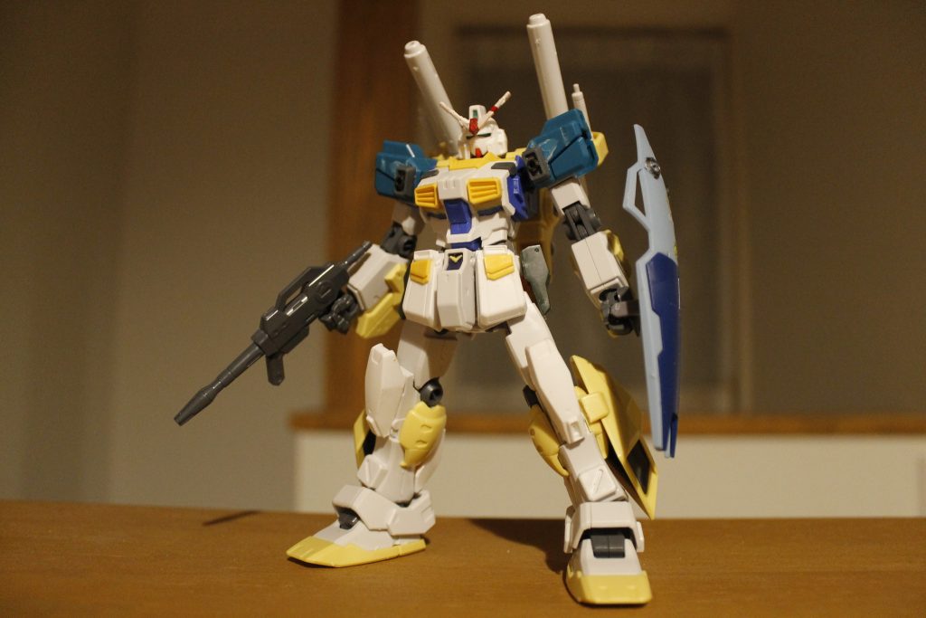 塗装前の状態
ざっくり解説すると、
頭部・膝・ふくらはぎのバーニア・フロントスカートがアレックス
腕・腰装甲・バックパックはパワードジムカーディガン
胴体・腰基部・フロントスカートの黄色いパーツがFA7号機
肩がレオパルドダヴィンチ+余剰パーツ
サイドスカートはサバーニャ
胸ダクトがMk-Ⅱ
となっています。