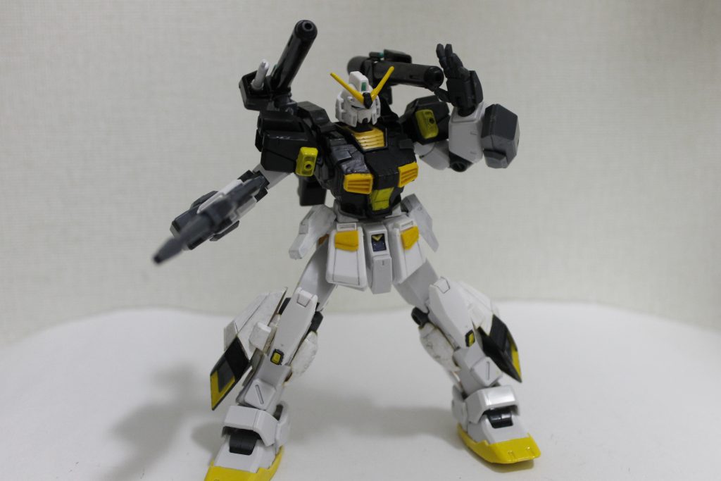 背部のキャノン砲はSガンダムのものにカーディガンのビームサーベルラックをくっつけて再現してます。