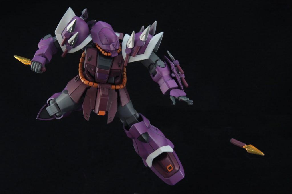 ## ヒートダート投擲
12本しかないのに投げたらもったいないというか…武器無くなっていきますからね。
せめてグリップ部が成形炸薬とかなら投げる意味もあるんですけど、それだと全身に爆薬巻いた更にやべー奴になっちゃいますし…。