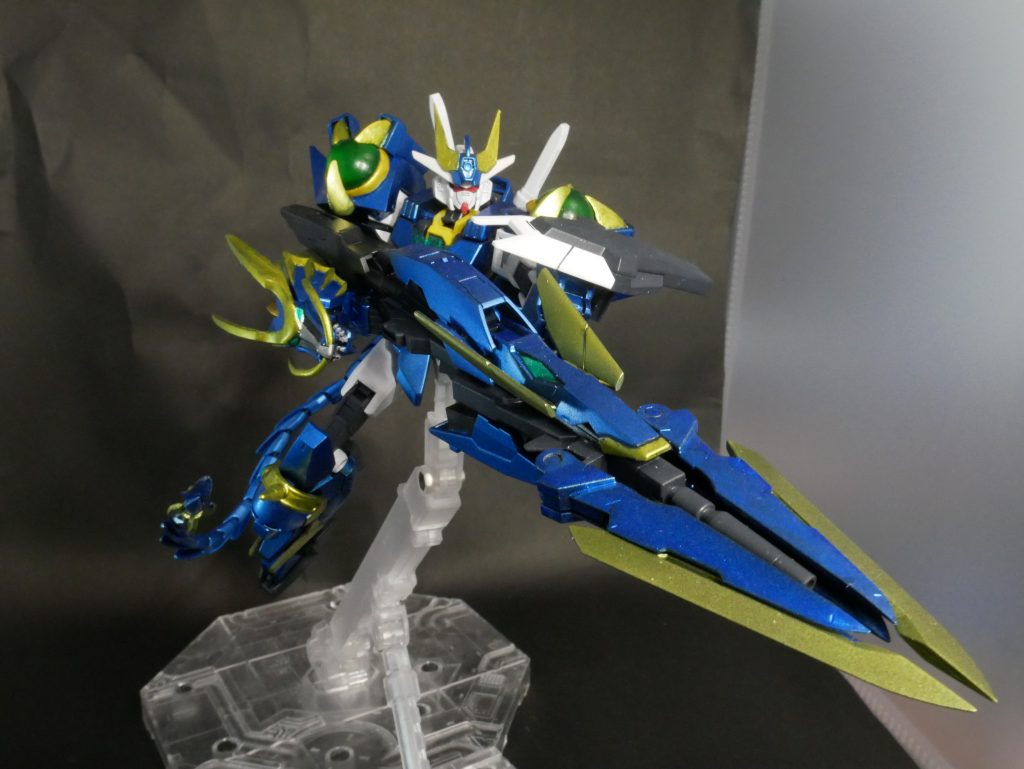ビームライフルと合体した長距離射撃形態「ファングブラスター(ロングレンジモード)」です。
最初にアースリィのビームライフルのギミックを見たとき、これをもっとごつくしたらかっこいいんじゃね?→AGE2マグナムのライフルって龍っぽいよな→よし、くっつけてみるか!・・・という経緯でこのような形になりました。
長距離射撃するならスコープが欲しいよなと思ったのですがつける場所が無かったのでデコのアンテナパーツをヴィートルーのものに変更(なんかレンズっぽいものが付いていたので)。イメージとしてはデュナメスのデコに付いているセンサーみたいな感じ。