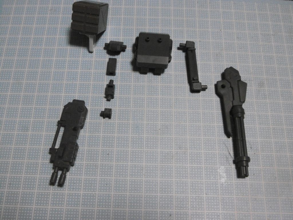 そこに、ＨＧＢＣ・カスタマイズキャンペーン品（Ｔ字ジョイントの物：ガトリングクロー）・Ｍ.Ｓ.Ｇ等のパーツを接続。

コトブキヤ製はバンダイ製と３ｍｍの規格が微妙に異なるため、バンダイ製の３ｍｍ接続では若干緩め（だったかと思います）。
しかしＨＧＢＣバトルアームアームズのアーム内ジョイント軸であれば、保持できる事が分かりました。なので片側の軸を落とし、ダブルバルカンを接続しています。