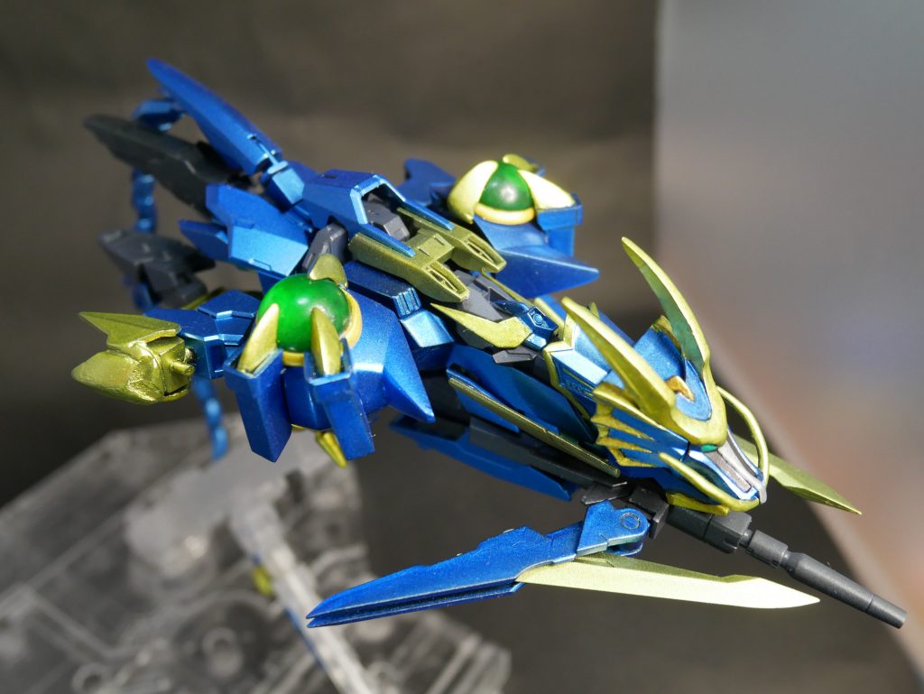 続いてオリジナルアーマー「イーストアーマー」です。
元が惑星をモチーフにしてることから自分も何かをモチーフにしようかなと思い悩んだ結果、今回のモチーフは四聖獣に決定。その第1弾ということで青龍をイメージして製作しました。
とりあえず玉持たせときゃ東洋の龍っぽく見えるんじゃないかなと思い手芸店で購入したビーズを使用して両肩に宝玉を再現してみました。爪はパテとプラ棒でそれっぽく製作。
龍の頭は鏡の世界に生息しているレッドなドラゴンの奴を青く塗装して使ってます。これもお菓子売り場で見つけました。