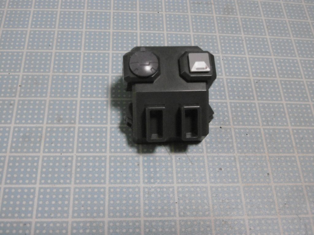 バックパックはＨＧＢＦハイモックの物を使用。左穴をリーオーＮＰＤのキャップで、右穴をＭＳパネル０１接着で穴塞ぎ。上方２つの穴は塞がずそのままに。丁度良い物が無かったとも言います。