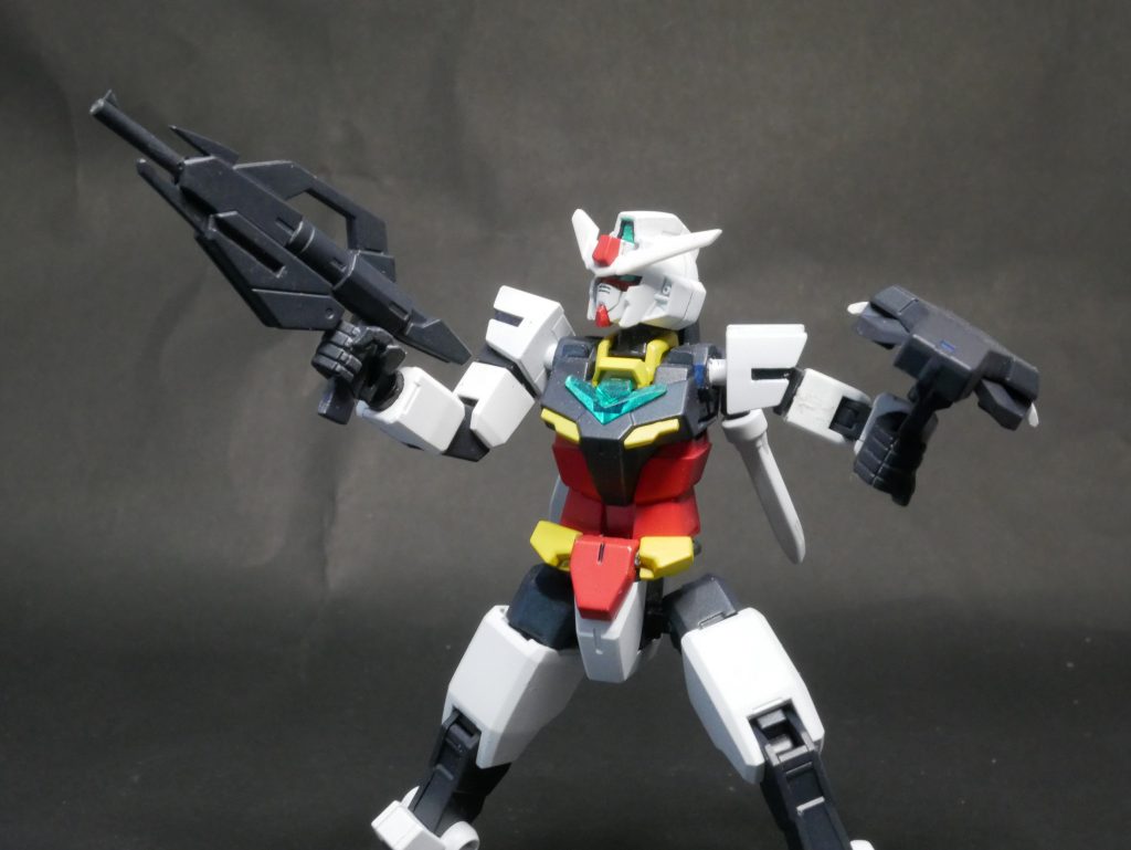 武装をちょこっといじりました。元のスプレーガンにプラ棒をぶっさしてビームライフルっぽくしてみました。シールドはちょっと小さいなと思った事と合体後のギミックのため合体後のパーツを使い少し大型化してます。
