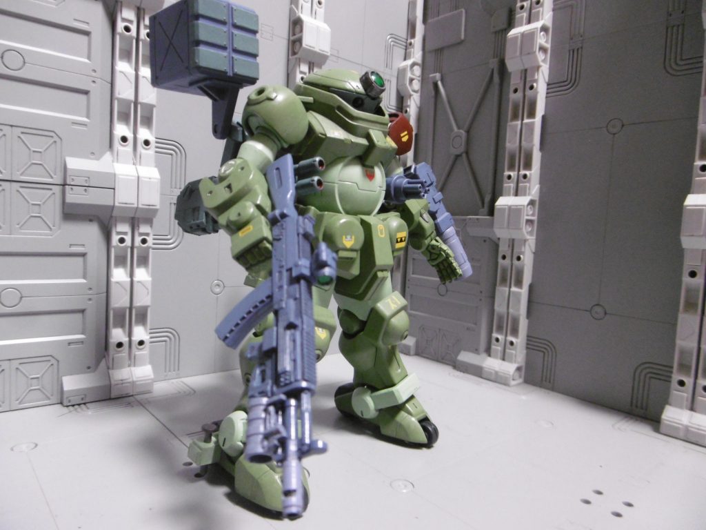 ＲＳＣと言いつつ、左肩はブラッドレッドだったりします。
単に暗い赤の方が好きなだけで。塗装見本では確か、モンザレッド
武器はガンプラやＭ.Ｓ.Ｇを使い、本家に見立ててみました。

右腕：Ｍ.Ｓ.Ｇアサルトライフル Ｔｙｐｅ－Ａ＋照準器Ｔｙｐｅ－Ｈ
右肩①：Ｍ.Ｓ.Ｇチェーンソー ダブルバルカン
右肩②：ＨＧＢＣ Ｅｚ－ＡＲＭＳ ミサイルポッド

左腕：カスタマイズキャンペーン バックパックキャノンアーム
左肩：ＨＧＢＣ パワードアームズパワーダー ガトリングガン

アサルトライフルのトリガー部分を削り、かっちり保持できるようにしました。正面は割とそれっぽく見えるかと思いますが、