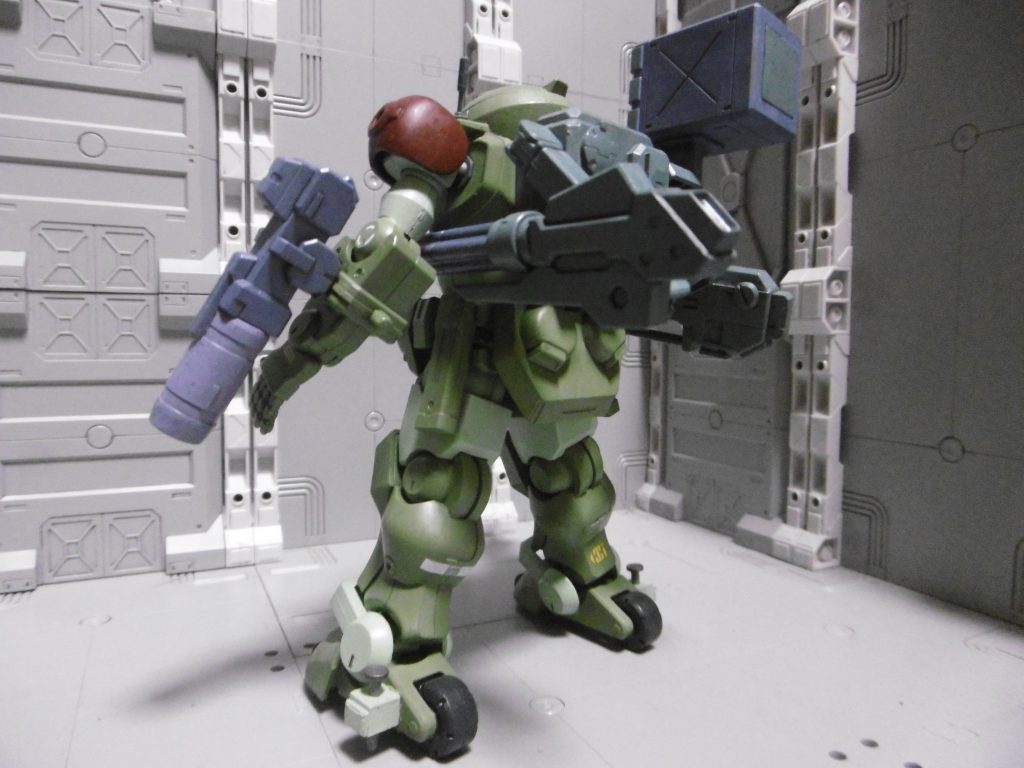 そのしわ寄せが背面に。
アームパンチ表現をオミットした代わりに、ターンピックもどきを作っています。前作と同時製作なため構造も共通で、ＰＣ－０２＋同プラサポ。