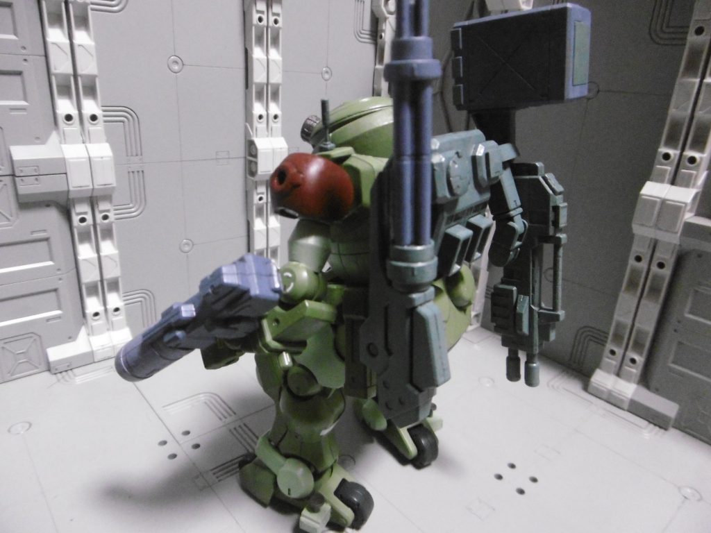 本家ＲＳＣのパッケージアートを参考にした構図。でも格納状態。
左腕の武器は本来、前腕の横では無く下部に付くものですが、バランス悪く見えたので横付けに。