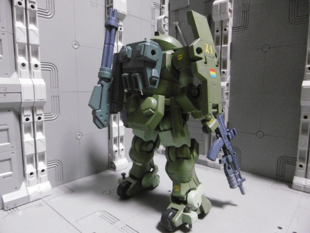 ガンプラらしい遊び要素として、シールド装備も。
ストライカージンクスの物を流用。
右肩装備は干渉するので、アームごと外しています。