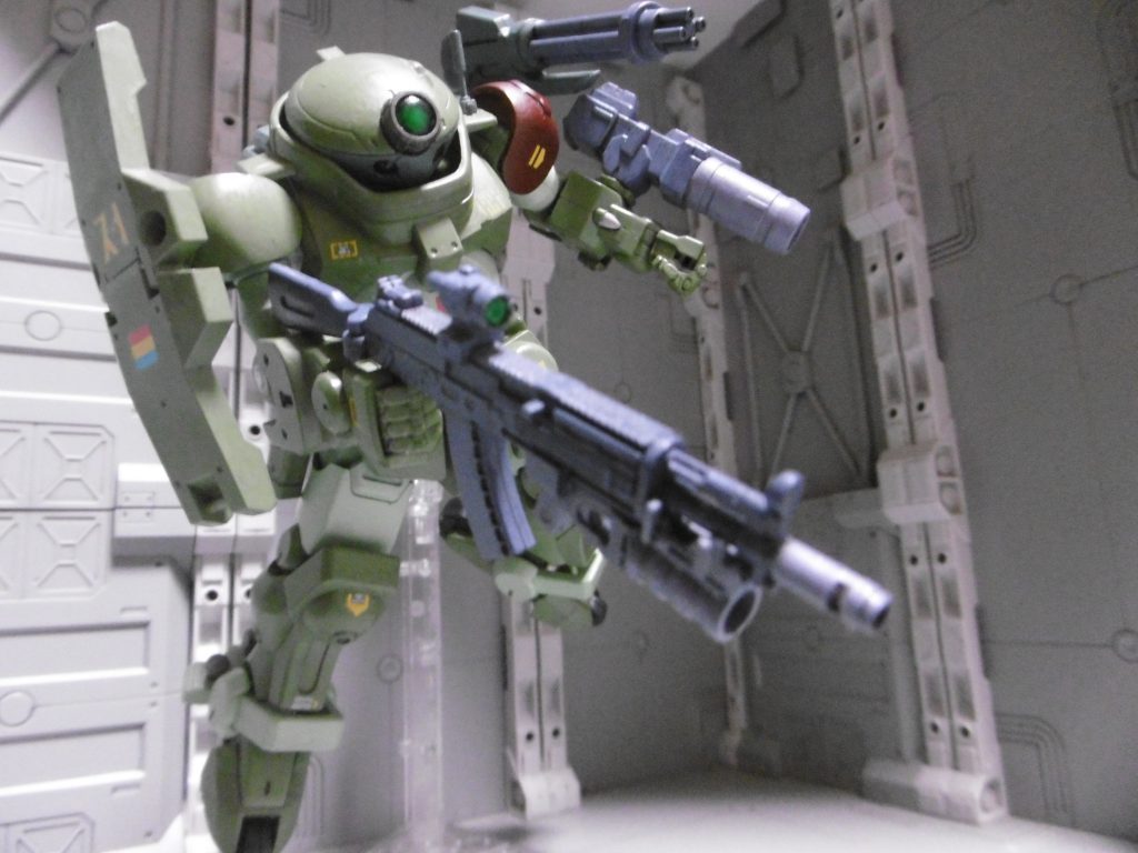 左肩はアームで動かせる分、遊びの幅も広がりました。全塗装だと写真を撮る度に動かすのが怖くなりますね。塗膜剥がれコワイ。