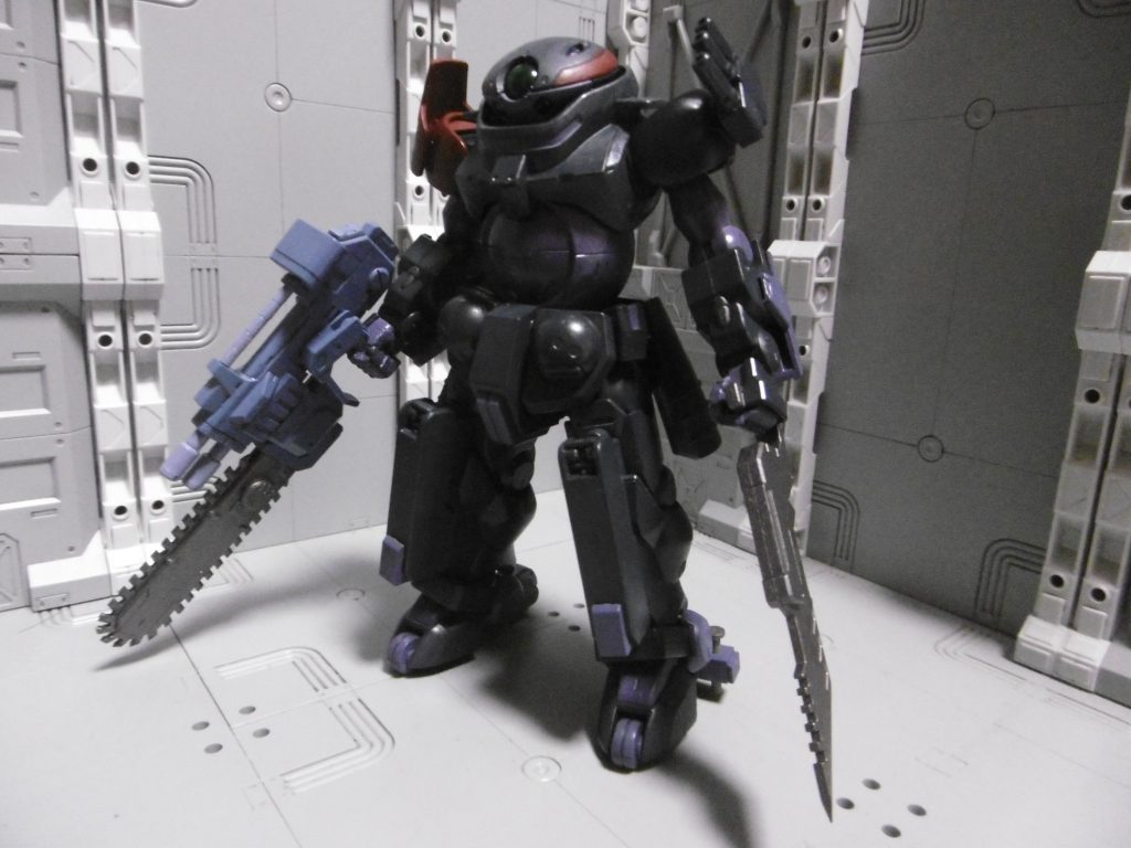 武器はM.S.Gチェーンソーのセットに変更。
グリップとダブルバルカンの間に挟むジョイントのみ使っていません。
銃後方に、HGBC紅ウェポンのセンサーカメラを接着。
左肩にはストライカージンクスのを使い、煙幕発射装置に。
右肩はRBの装甲を上下逆にして、ブラッドサッカー風に。