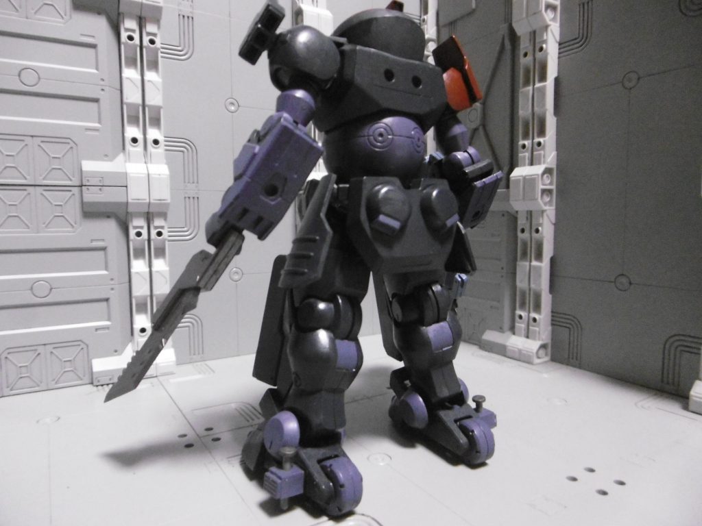 インラインダッシュで加速できますので、バックパックを外して軽量化。
肘にはEz-ARMSを使って籠手に。塗膜で厚くなっているため、接着せずポン付けしてます。
背面はダブルバルカン懸架用にするつもりが、塗装によりグリップ着脱で軸破損の危険性が生じ、そのままになりました。