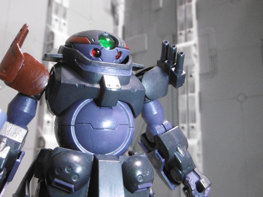 顔は下にラッカー性シルバーを、クリアーパーツに水性クリアーカラーを塗りました。そのままでは分かり難いので、USBのLED簡易照明を当てています。