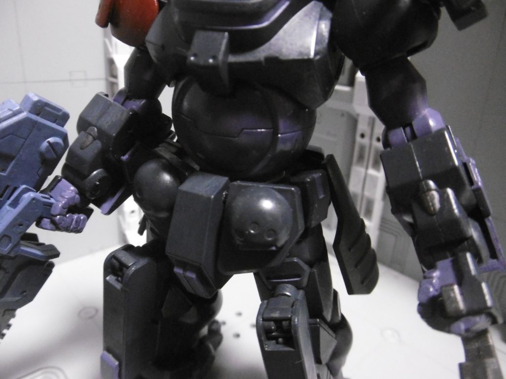 ワイヤーフックを両腕に(キット2つ分使用)。
高所に打ち付けて移動するための装備。
合わせ目は消さずに、モールドと勝手に解釈しています。
毎回消していません(消す必要性を感じていません)が。