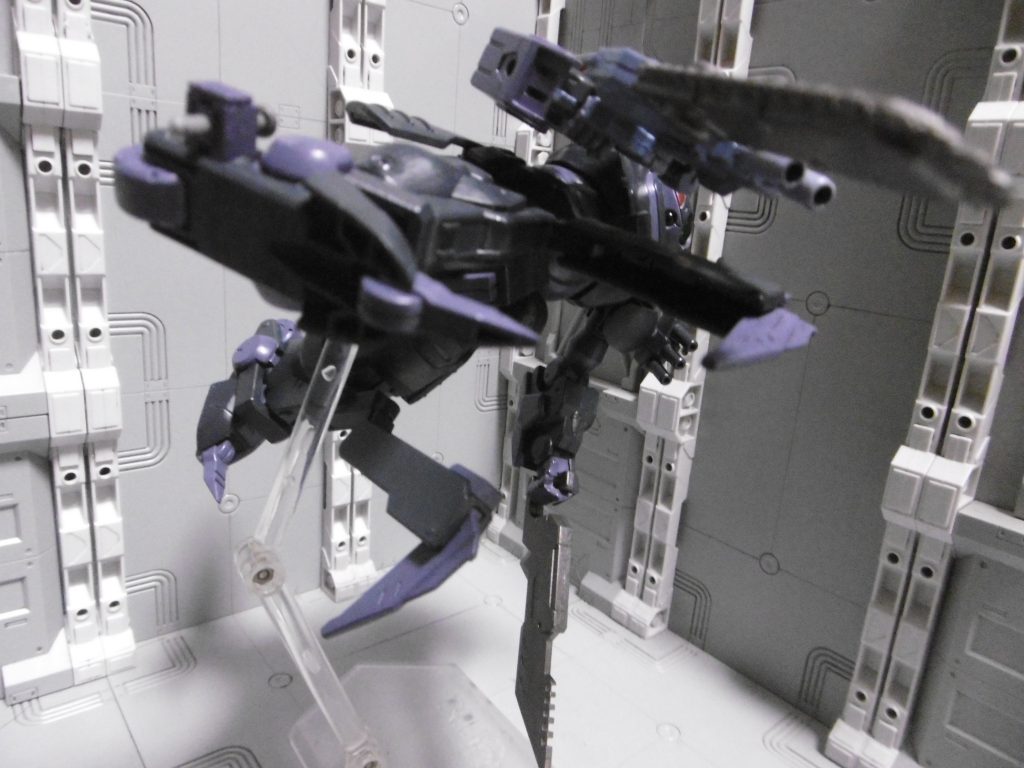 隙を見て壁を蹴り、膝のクローで強襲(ファング要素)