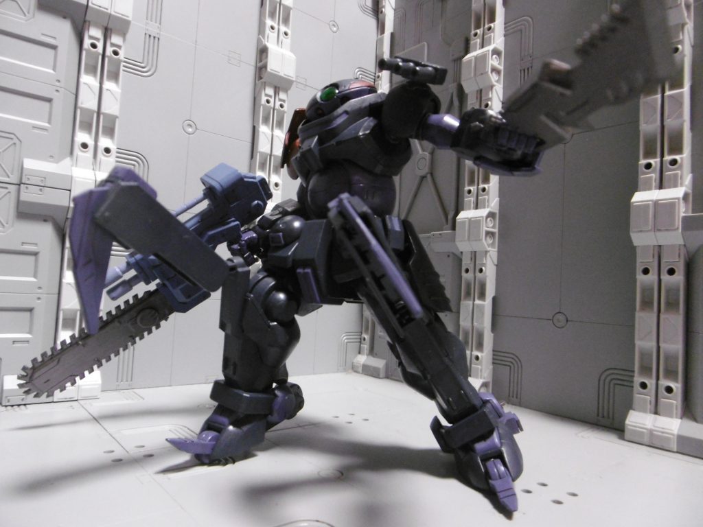 両腕の物騒な武器はブラフであり、本命が脚部クロー。
腕武器に注意を向けさせて油断を誘う戦法になりました。