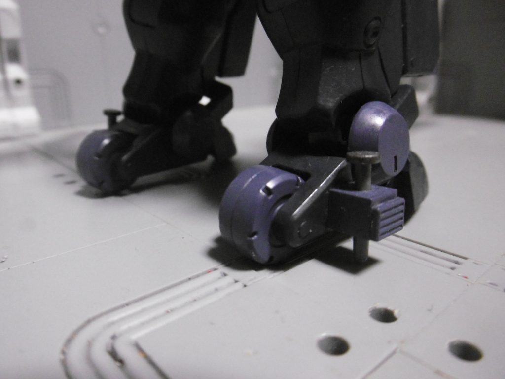 ボトムズのターンピック風にしてみました。
はみ出したポリキャップの軸は落としています。
外側にMSパネル01を接着し、足首の可動部に干渉しないよう接着。
杭の可動は一応しますがスライドはやや強固で、実際に動かそうとすると接着面が剥がれます。動かさなくても転倒時に外れる事が多かったですね。見た目だけの要素として機能させています。