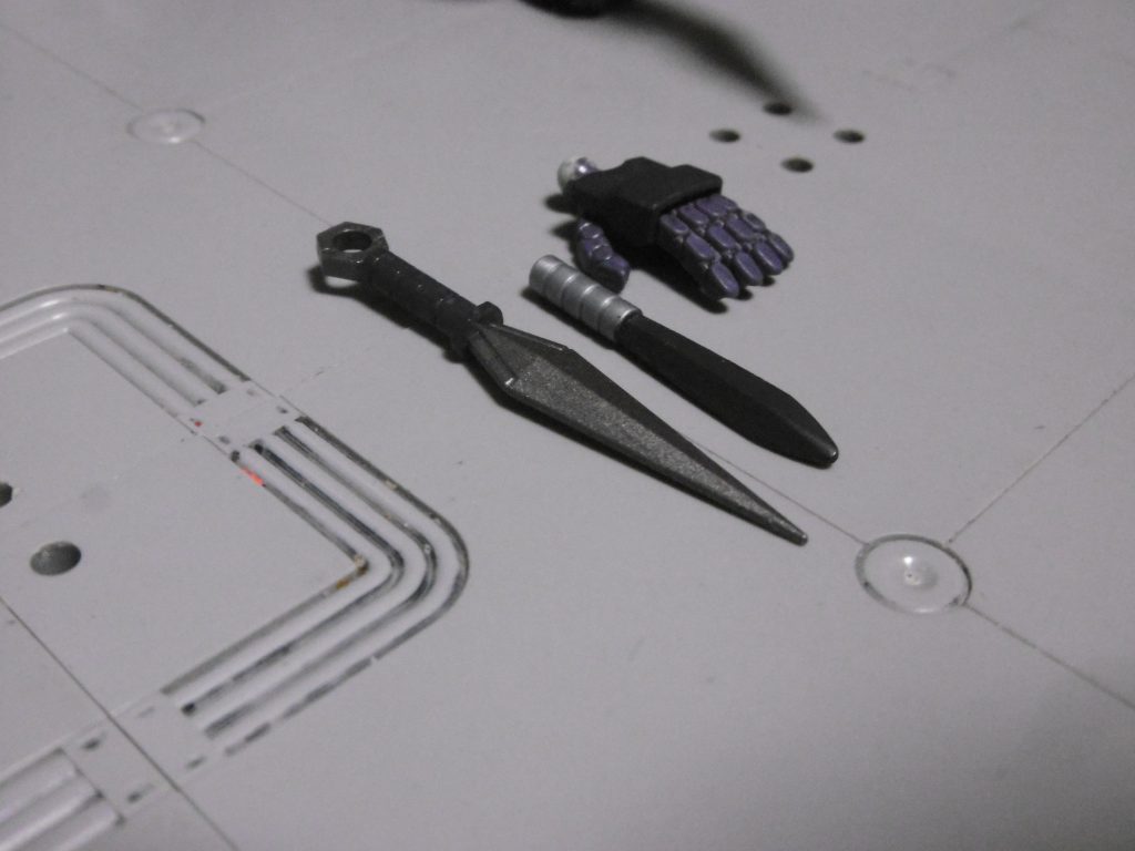 忍者化させようとして止めた残留思念。
両腕武器が大型化したため、リーチの短い武器は出番なしに。
苦無は投げる描写こそ多いものの、個人的には「あまり投げたくない(忍の存在を教える事になる)」と思っているので没。
汎用的な塗装色ですので、後で何かに使おうと思っています。