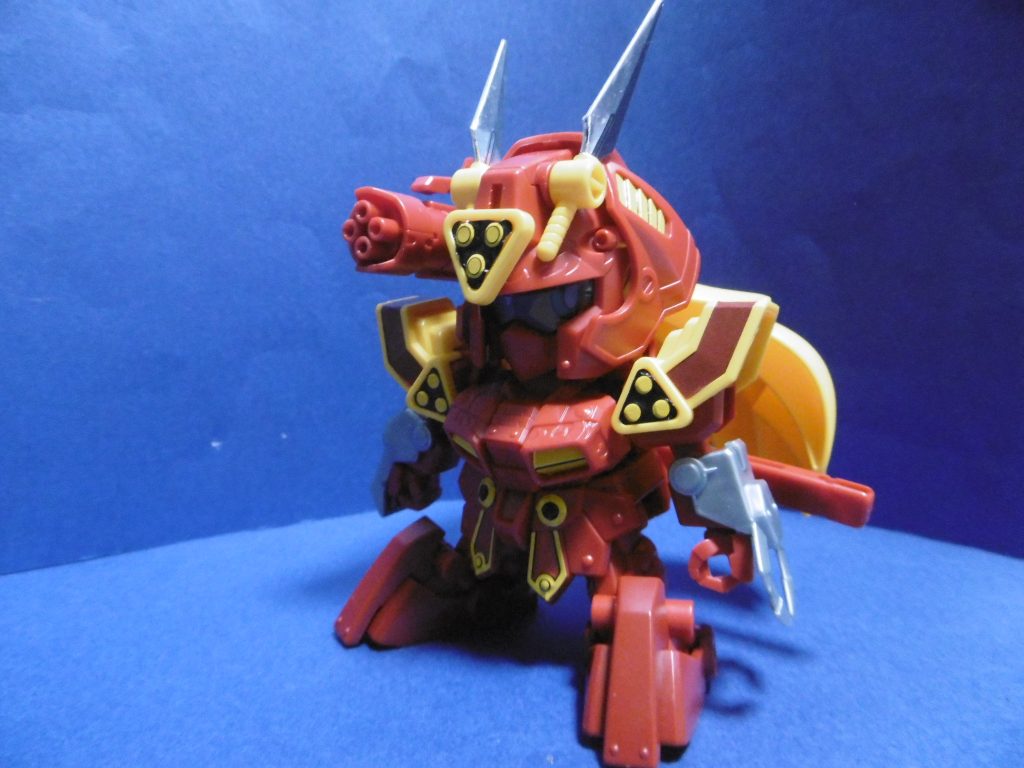 取り掛かる前日で、こんな状態。苦無と刀からシールを剥がし、その跡をデザインナイフでカンナがけの要領で削り落としてからの速攻。
腕が既に殺駆頭の物だったので、後は直感と勢いに任せて駆け抜けた結果、締切27分前に間に合いましたとさ。
今まで作った中で最も無計画な急造作品と化しましたが、時短作業の中には使えるものもあったので、無駄にはなっていません。
分割の少ないSDは塗り分けが大変な反面、ツヤ調整段階に入ってしまえば、分割の多いリアル体型よりも遥かに楽だと感じました。