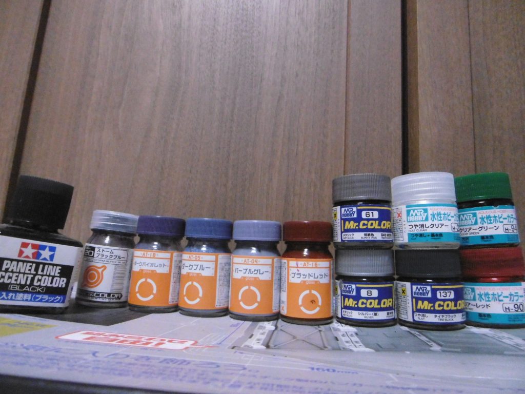 使われた塗料たち。筆で全塗装しました。
グリモアでブラッドサッカー風にするのも考えたのですが、