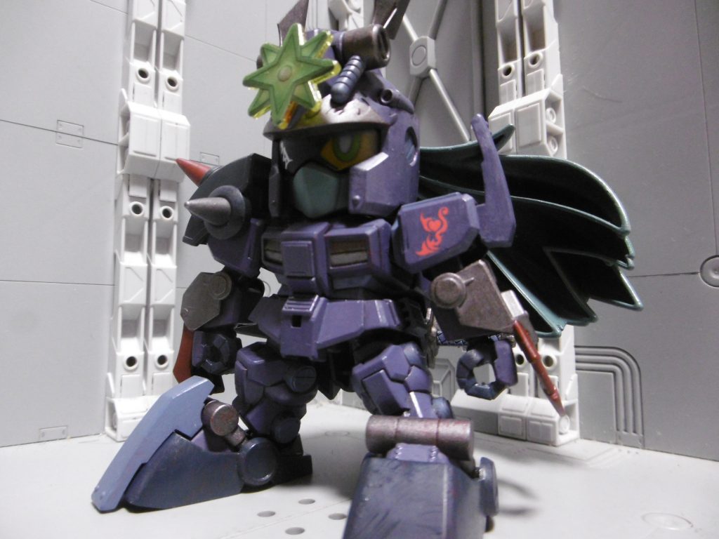 紅武者アメイジングからの変更点は、ヘルメット後部と前半分の胸部&腰部装甲を撤去。左足の一部を左肩に移植(接着)。バックパックも少しだけ弄っています。
右肩と左右の籠手を殺駆頭に、額には彗聖の兜飾りを接着。
口布と髪の毛を同じ色に塗り、人によってはマフラーっぽく見えるようにも配慮してみました。
兜の額側の塗装は模様に合わせてではなく、鉢金風に。