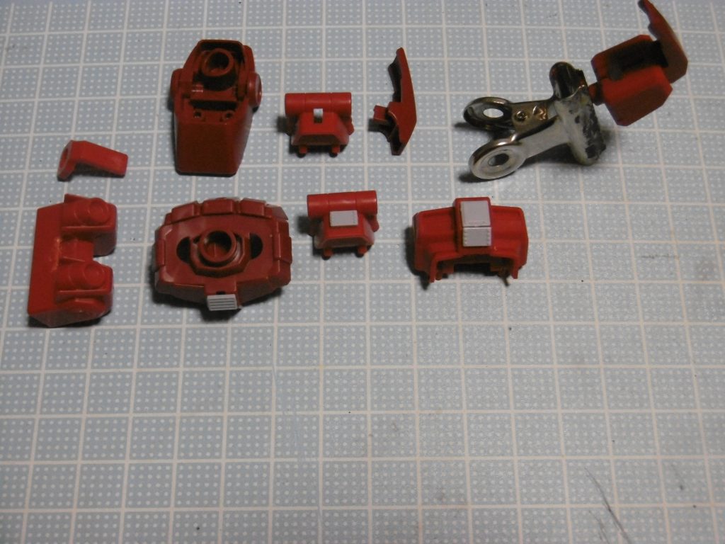 変更点は最小限に留めています。
出す物とニンジャ化だけはすぐに決まったので、いつものように足し算では無く引き算方式。作業しながら*直感*で次の手を考えていく無計画さ。
フロントアーマー撤去後の接続穴を、MSパネル01で埋めています。途中で足りなくなった分は無視。