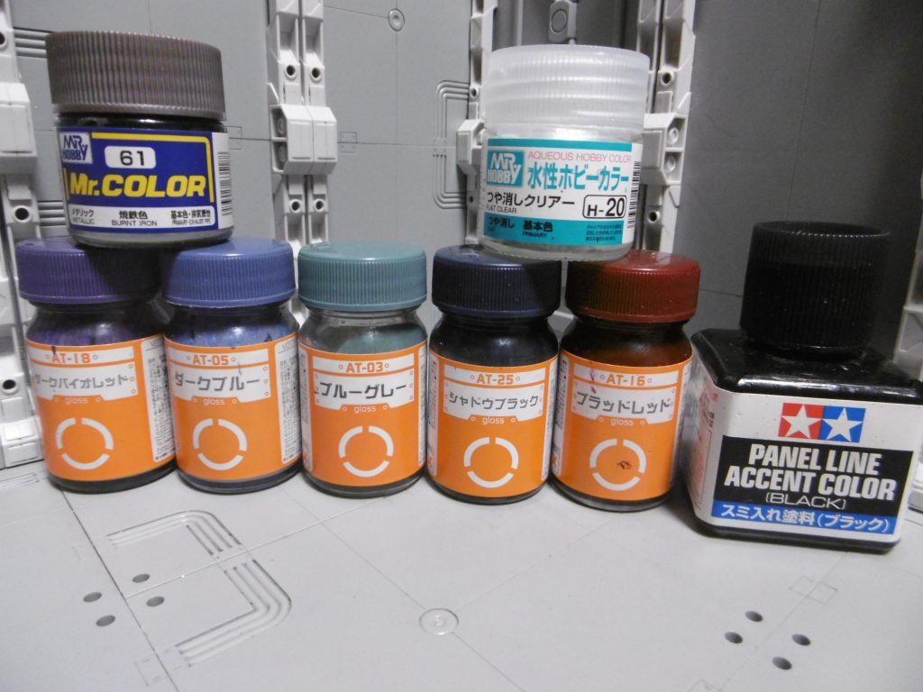 *ガンダムなのに、大半がボトムズ専用カラー。*
選色パターンこそいつもの事ではあるのですが、真っ先に目に入った塗料を手に取ったら偶々これらだったのです。
「考えるな、塗るんだ」と、本能が訴えかけてきました。
乾燥時間を大幅に短縮させる為メインカラーは乾燥の早い、いつものラッカー性。水性とエナメルの場合、通常は1日の所を20分に。重ね塗りも表面が乾けば塗れ精神で、筆を動かす速度も通常の5倍以上に。
色が弾かれた所だけ修正し、筆ムラはガン無視。
肩アーマーの縁取り等の細かい塗り分けも省略。