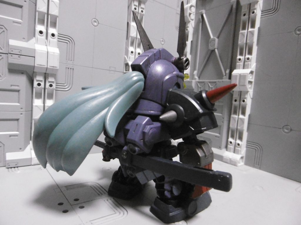 背面。
バックパックには何も懸架しないので、軸を落として軽量化。
左手持ち用に帯刀。