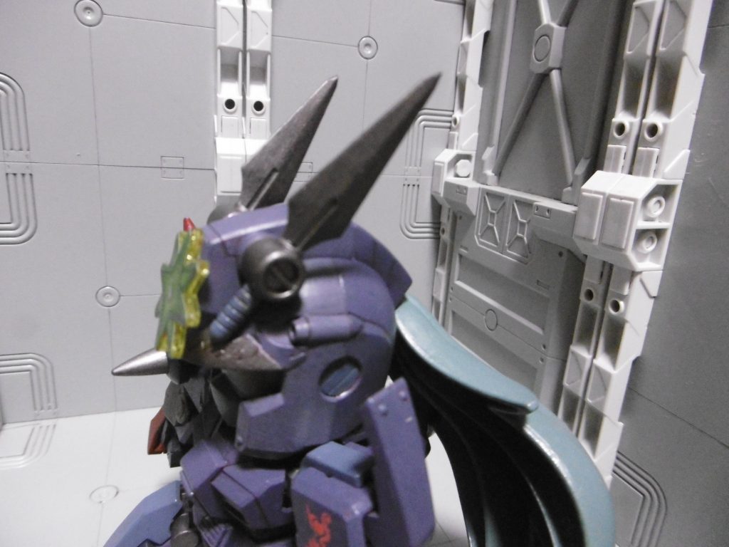 そんな無茶すれば当然こうなるわけでして。
組んでから前後で色味が異なっていたり(塗料は同じ)、塗り忘れが発覚したりと粗さが目立ちましたね。
苦無と刀の刃先を尖らせていますが、ヤスリで削るのではなくニッパーで角度を少しずつ変えながらカットしただけ。形は若干不自然になるものの、作業が楽なので毎回このようにしています。