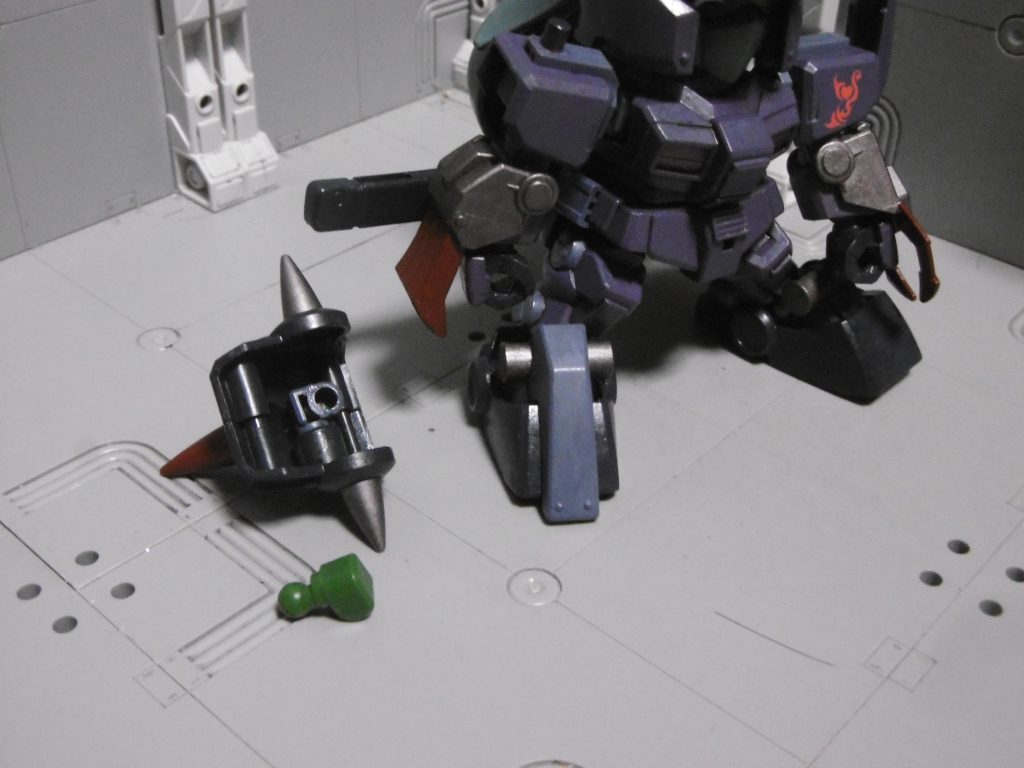 LGBB殺駆頭の右肩には、左肩用のジョイントを使っています。
アメイジング肩への接続軸もポン付けではガタガタしたので、適当な色で塗膜を作り外れ難くしました。