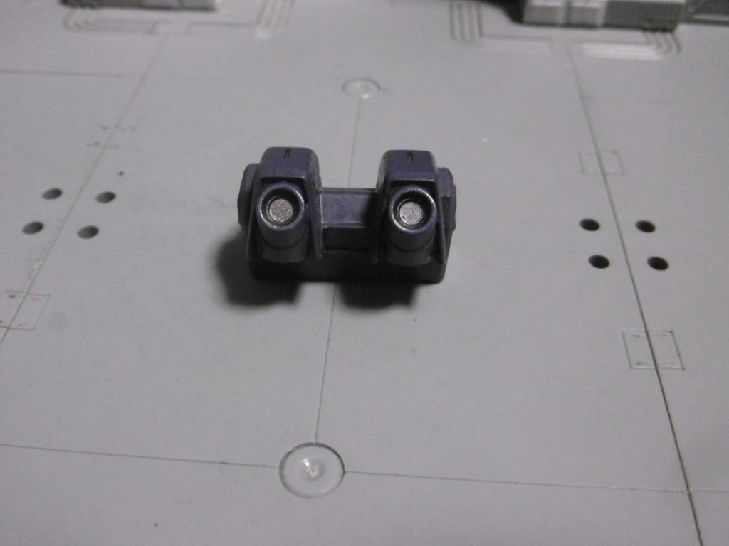 バックパックは不要部分を全て落とし、スマートに。
変形用の受け部分も削り落としています。