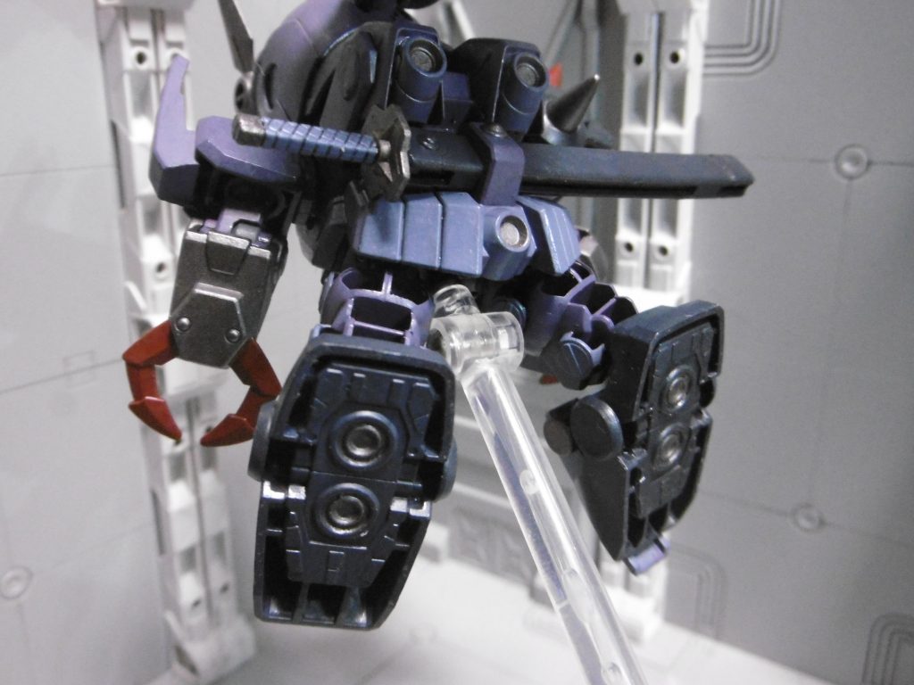 肉抜きはそのまま。
個人的には、軽量化や推進器表現と割り切っていますので、埋める事はしません。筆塗りだと奥まった所へは流石に届かず、大変でした。
大部分を塗装しているものの、シールも使っていて全塗装とは言えず。筆先が届かない箇所と、着脱の多い箇所は塗れていません。