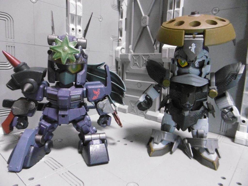 隻眼になっているのは、正面の目線を既に過去作に使っているからです。
設定は全くありませんが、もしかしたら「生き別れの身内で、何か色々あって敵組織に寝返った」的な妄想も、面白そうですね。