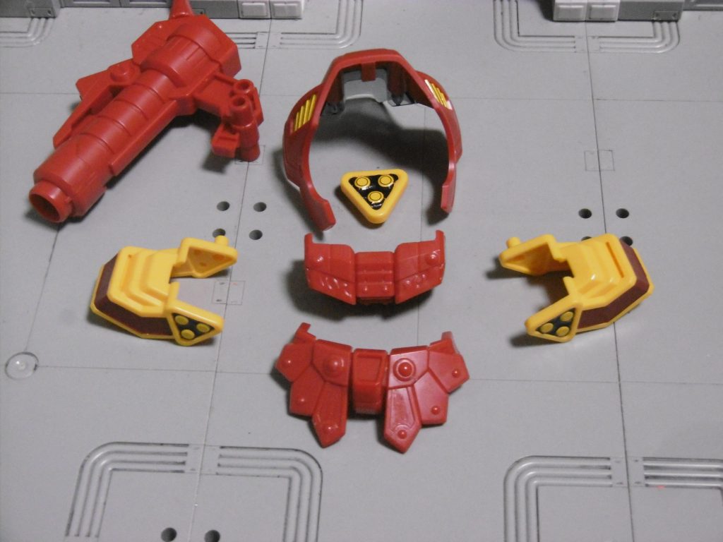 紅武者で使わなかったパーツ。
籠手が写っていないのは、かなり前に破損していたから。
今回の作品は、ネット上でのSD企画に出した物なのですが、参加を決めたのが「*締切前日かつ何を出すかも決まっていない*」状況下での、強行突破作戦でした。とにかく時間が無い!!