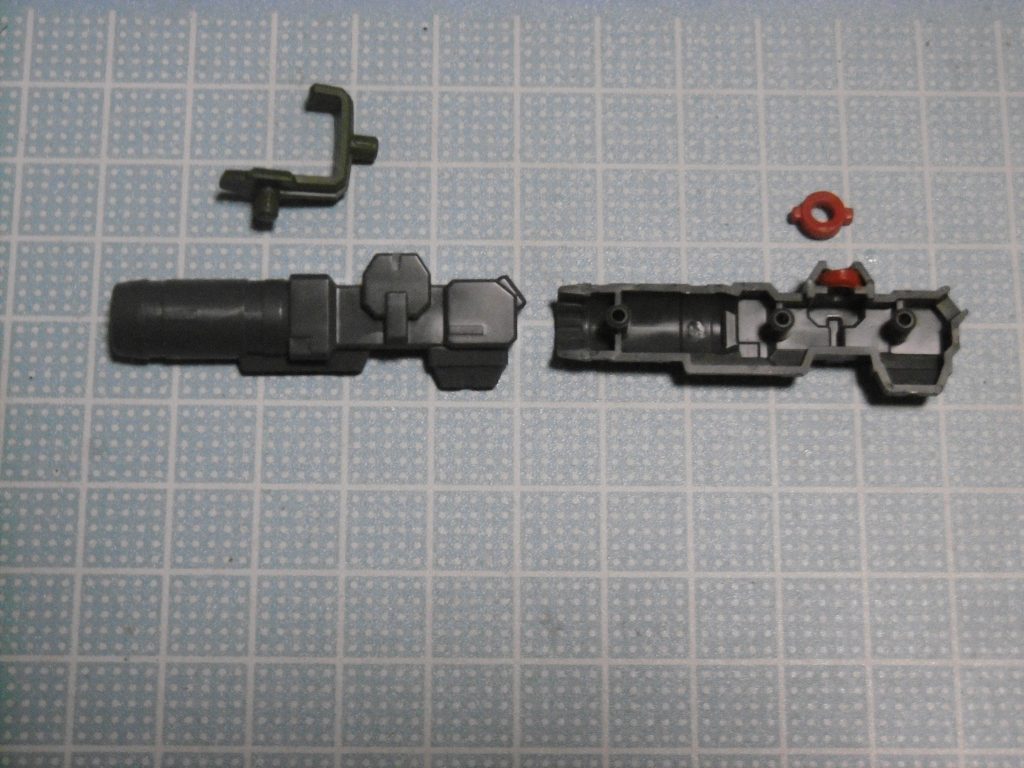 バックパックキャノンアームは、そのままでも３ｍｍ接続は出来ますが、かなり緩く感じました。なのでポリキャップ（分かり易いよう赤色のを使っています）を削って捻じ込み。