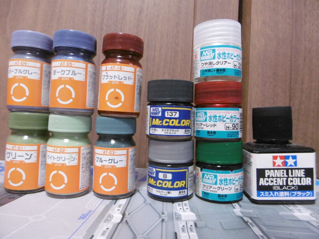 ボトムズカラー中心の塗料で、筆全塗装。
本来グレーの所にはパープルグレーで代用しました。
ここには写っていませんが、下記にある仕様変更のため「クレオス Ｍｒ.ＣＯＬＯＲ 焼鉄色」も使っています。