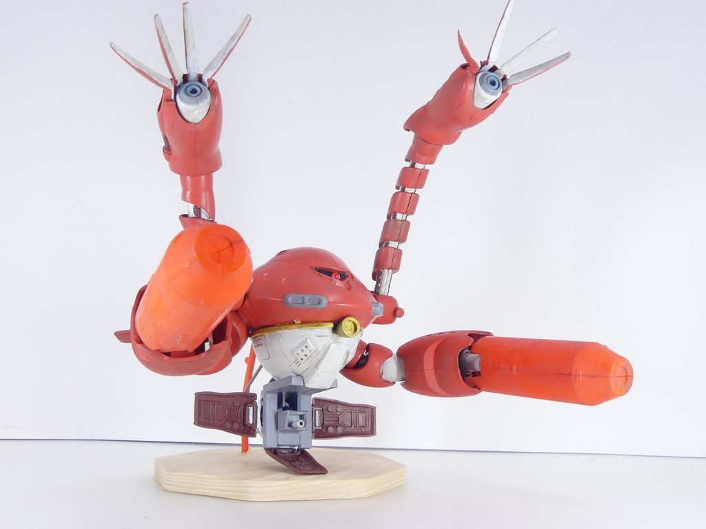 サルベージユニット：データの奥底に眠っていた数々のパーツをつなぎ合わせたらこのようになったという。ハイゴッグのデータをモチーフにした機体は、多くのダイバーが入れない深海の水圧にも耐える。パーツはだいたいハイゴッグです。成形色仕上げにしている部分もいくつかありますがわかるかな。全体的に蛸っぽいイメージで塗装しています。なお、スタンド部分は無料でもらった木のコースターにハイゴッグのランナーで構築しています。