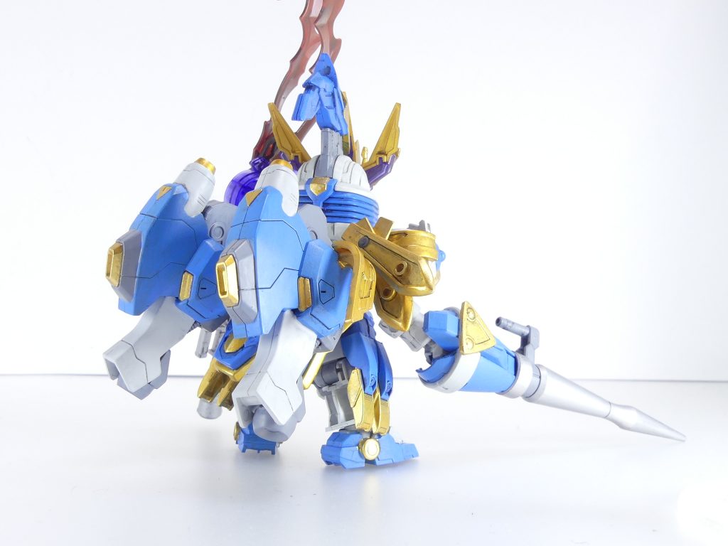 神風騎士 テンペストールギス:GBNの「串刺し候」と呼ばれるダイバー、シュナイデのガンプラ。三国創傑伝の夏候惇トールギスIIIをベースに、加速力と突破力を極限まで突き詰めたビルドを行っている。名目上は騎士ガンダムとして仕上げているため魔法も使用可能。後ろから。元キットは600円なので背中が寂しいため、キマリスヴィダールの足パーツを丸ごと背負わせました。・・・ヴィンテージでも過去にやっているあたり、何か「好き」なのかもしれません。肩の後ろから伸びるパーツはポケプラゼルネアス(三匹分)です。