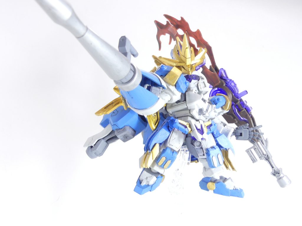 ランスユニット:本機最大の武装。通常のガンプラ用の大型ランスをSD用に転用している。ナノラミネートされた槍と増設されたバーニアによる加速力はガンプラをシールドごと貫くことも可能。歴代ガエリオ機っぽいイメージもちょっぴり。肩や胸などには100円ショップのネイル用ラインストーンでデコレーション。ビルドハンズ平手は今回も無改造無塗装で写真の雰囲気付けです。