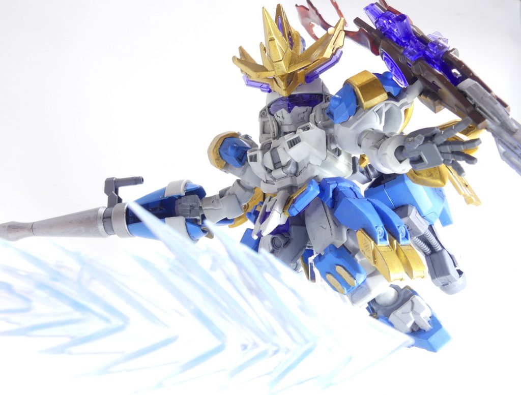 バトルスタイル:特に宇宙空間では、バーニアユニットによる突撃、ランスユニットでの突貫に特化している。方向転換は至難だが、デバイスによる風の魔法を機体制御に転用することで弱点をカバー。この一撃突貫のスタイルと、GBN運営サイドにも容赦なくクレームを突きつけるその態度から、称号に関係なく「串刺し候」の異名を持つこととなった。ちなみにシュナイデのダイバーランクはAでアルザスよりも上。可動範囲は元キットのままです。肘が動かない以外は優秀。