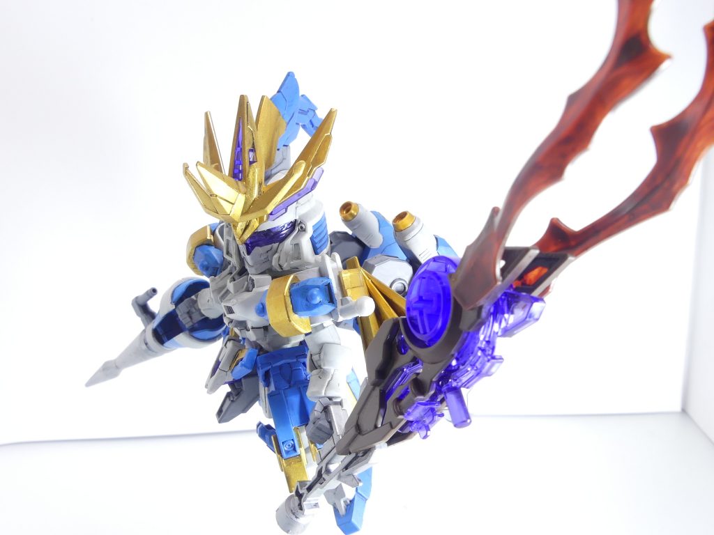 ドーバーワンド:左肩に懸架する「杖」。それ自体がデバイスとなっており、セットしたメモリの効果を発動可能。通常のドーバーガンとしての機能も一応残している。ウイングメモリ:様々な能力を持った記憶媒体。デバイスにセットすることで効果を再生可能。本機の場合、風の魔法を使用可能となる。シュナイデの優れたビルドは、宇宙空間にさえ嵐を巻き起こす。導覇砲を一部改造。グリップを追加、持たせ方を変えて杖風に。創傑伝ガンプラの特徴であるメモリとデバイスは今回は騎士風の活用。